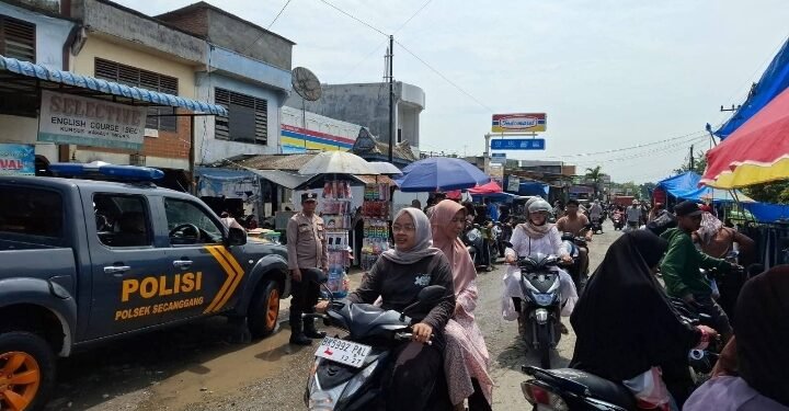 Personel Kepolisian Polsek Secanggang Laksanakan Patroli Pengamanan di Lokasi Pasar Tumpah Pekanan