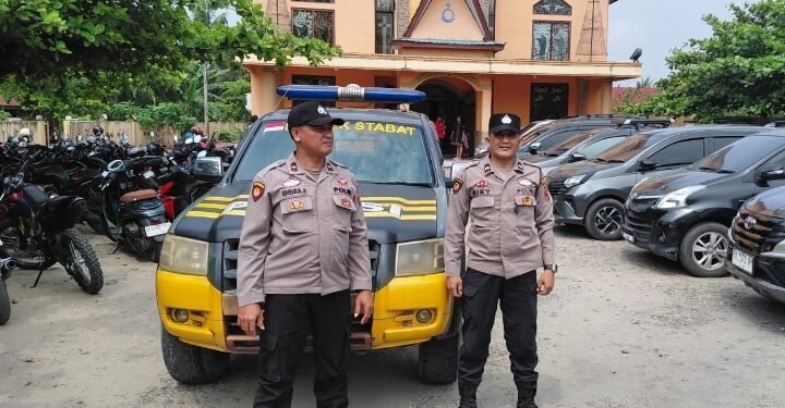 Polsek Stabat Laksanakan Pengamanan Ibadah Minggu, Wujud Kehadiran Polri Berikan Rasa Aman Kepada Masyarakat