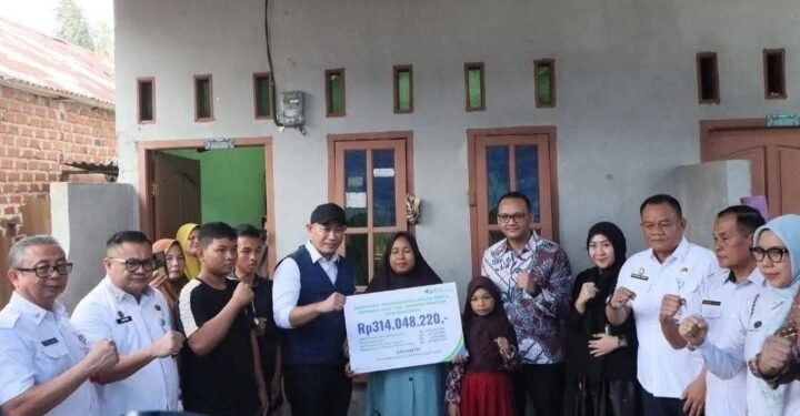 Wali Kota Lubuk Linggau Serahkan Bantuan Dari BPJS Ketenagakerjaan Kepada Keluarga Korban Lakalantas Bus ALS