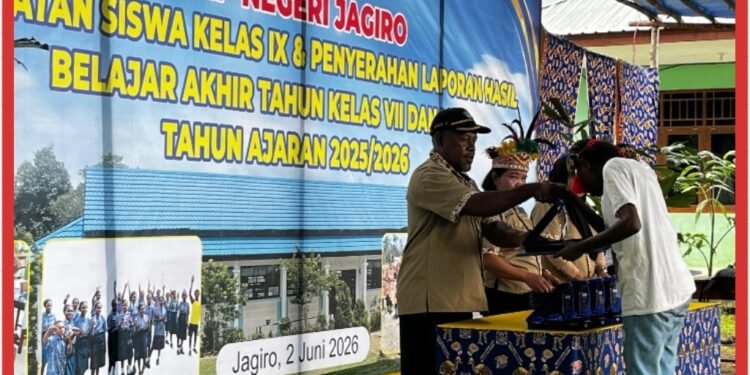 Kelulusan Siswa-Siswi SMP di Distrik Jagiro, Teluk Bintuni, Berlangsung Penuh Haru Bersama Satgas Yonif 410/Alugoro