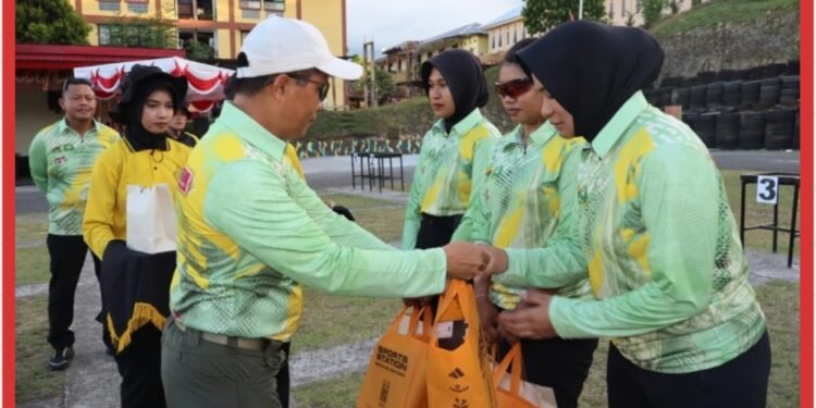 Eksebisi Menembak Kowad Kodam XVIII/Kasuari Dengan Polwan Polda Papua Barat : Perkuat Sinergi Melalui Ketangkasan Menembak