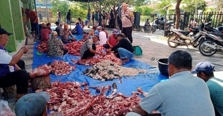 Bhabinkamtibmas Polsek Secanggang Monitoring Pelaksanaan Penyembelihan Hewan Korban di Masjid Al-Muhajirin 