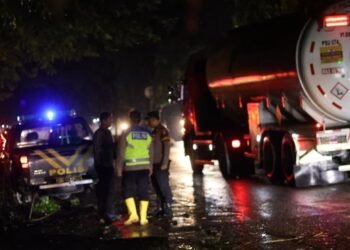 Polres Langkat Gerak Cepat Evakuasi Pohon Tumbang dan Urai Kemacetan Arus Lalu Lintas