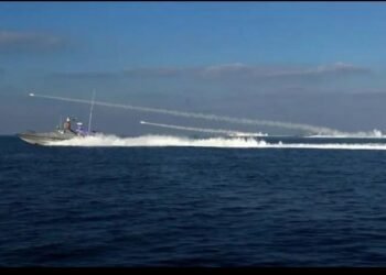 Iran Klaim Tembakkan Rudal dan Drone Peringatan ke Kapal Perang AS di Laut Oman
