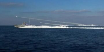Iran Klaim Tembakkan Rudal dan Drone Peringatan ke Kapal Perang AS di Laut Oman