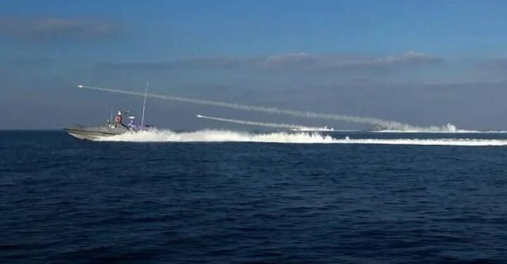 Iran Klaim Tembakkan Rudal dan Drone Peringatan ke Kapal Perang AS di Laut Oman