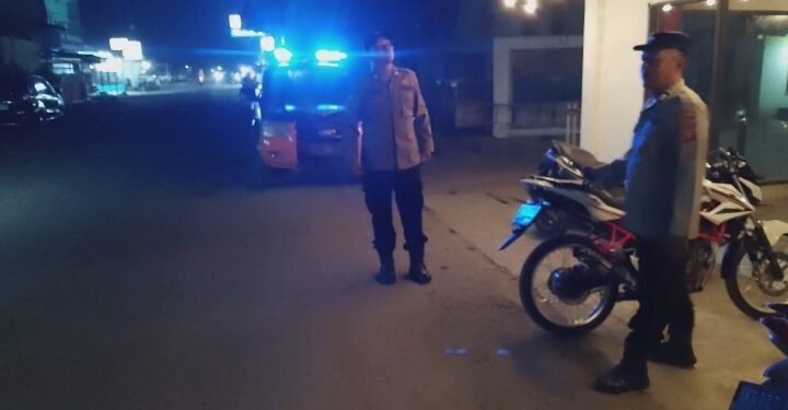 Personel Polsek Secanggang Melaksanakan Giat Patroli Blue Light di Jalan Lintas, Guna Menjaga Kamtibmas