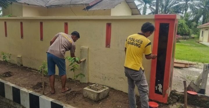 Sambut HUT Bhayangkara Ke-80 Tahun 2026, Personel Polsek Secanggang Laksanakan Giat Goro Bersih-Bersih Lingkungan Mako Polsek