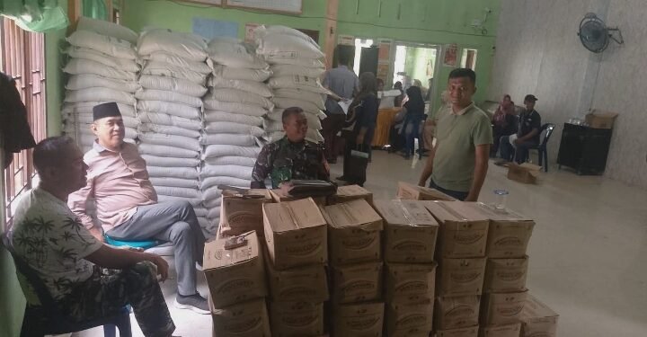 Personel Polsek Secanggang Laksanakan Patroli dan Monitoring Pembagian Bantuan Kepada Masyarakat