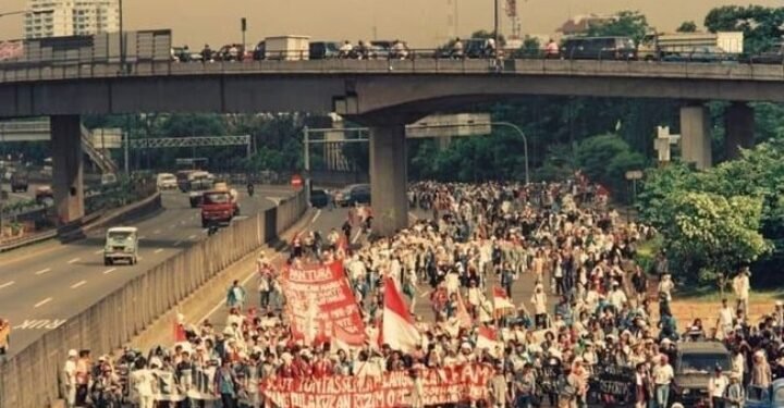 Mundurnya 14 Menteri Ekonomi Jadi Titik Balik Kejatuhan Soeharto