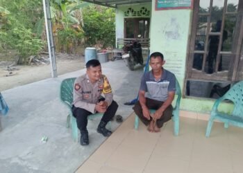 Bhabinkamtibmas Melaksanakan Sambang dan Membahas Situasi Kamtibmas di Wilayah Binaan 