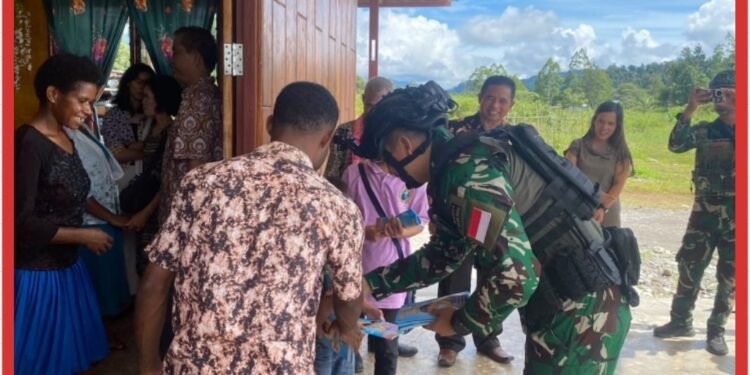 Pos Kout Elelim Satgas Yonif 645/GTY Laksanakan Kegiatan Teritorial Berupa Pembagian Sargal Alkitab dan Pelayanan Kesehatan di Distrik Elelim 