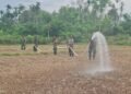 Cuaca Terik Tak Surutkan Semangat, Satgas TMMD Kodim 0102/Pidie Manfaatkan Armada Damkar TNI AD Siram Benih Jagung