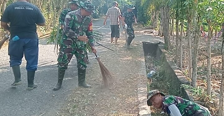 Momentum Jum’at Bersih, Personel Kodim 0102/Pidie Bersama Warga Gotong Royong Bersihkan Lingkungan Lokasi TMMD ke-129