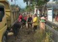 Warga Gampong Blang Mee Gotong Royong Bersihkan UPTD SD Negeri 8 Kuta Blang, Babinsa Turut Membantu