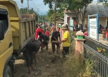 Warga Gampong Blang Mee Gotong Royong Bersihkan UPTD SD Negeri 8 Kuta Blang, Babinsa Turut Membantu