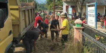 Warga Gampong Blang Mee Gotong Royong Bersihkan UPTD SD Negeri 8 Kuta Blang, Babinsa Turut Membantu