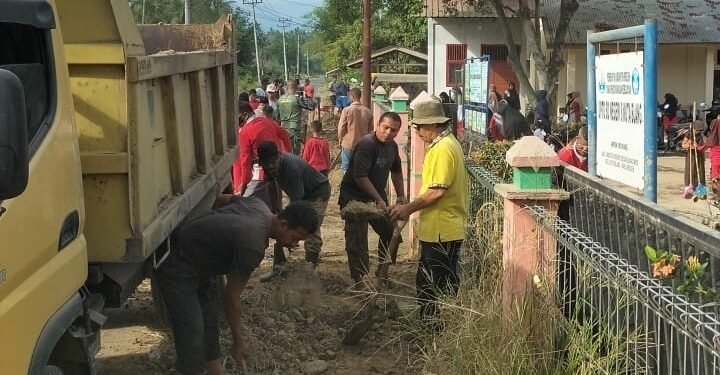 Warga Gampong Blang Mee Gotong Royong Bersihkan UPTD SD Negeri 8 Kuta Blang, Babinsa Turut Membantu