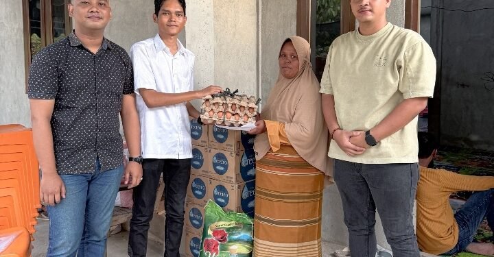 Ketua BMI Pidie Serahkan Bantuan kepada Keluarga Korban Kebakaran di Dayah Blang, Simpang Tiga
