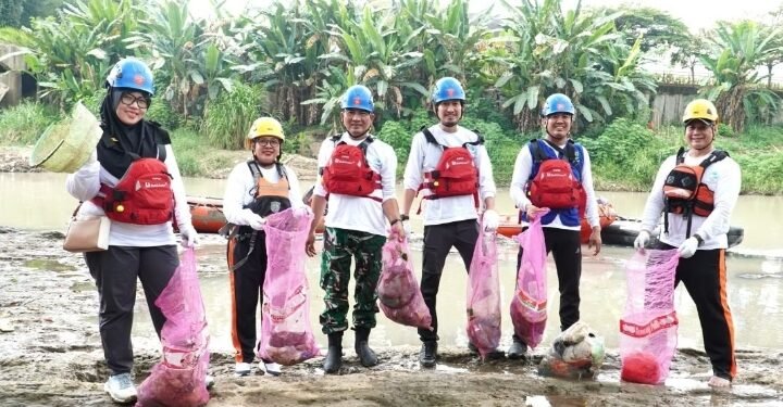 PTBA Angkut 1,56 Ton Sampah dari Sungai Enim, Tebar 1.300 Benih Ikan