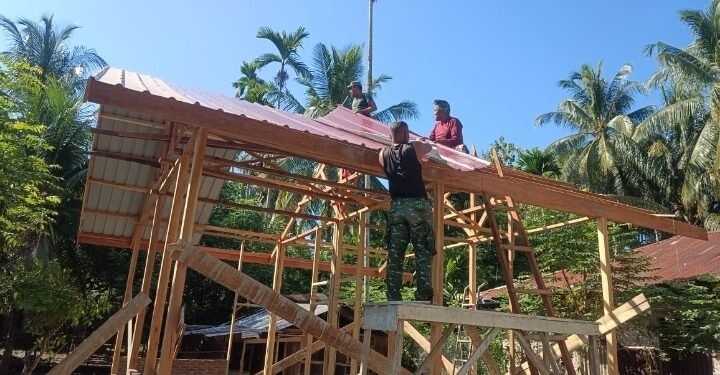 Mimpi Muhammad Amin Miliki Rumah Layak Hampir Terwujud, Satgas TMMD Ke-129 Kodim 0102/Pidie Mulai Pasang Atap