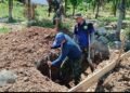 Terik Matahari Tak Surutkan Semangat Satgas TMMD 129 Kodim 0102/Pidie Gali Septic Tank untuk Bangun MCK di TPU Blang Cot
