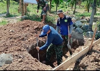 Terik Matahari Tak Surutkan Semangat Satgas TMMD 129 Kodim 0102/Pidie Gali Septic Tank untuk Bangun MCK di TPU Blang Cot