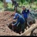 Terik Matahari Tak Surutkan Semangat Satgas TMMD 129 Kodim 0102/Pidie Gali Septic Tank untuk Bangun MCK di TPU Blang Cot