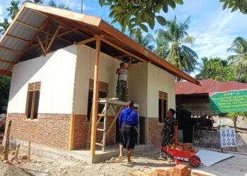 Dinding Berdiri, Atap Terpasang: Harapan Mulyana Segera Miliki Rumah Layak
