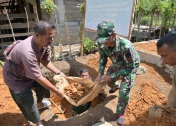 Berjibaku di Galian Septic Tank, Satgas TMMD ke-129 Kodim 0102/Pidie dan Warga Wujudkan Sanitasi Layak untuk Masyarakat