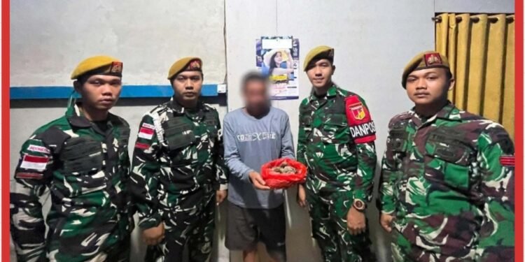 Pendekatan Humanis Satgas Pamtas RI-Malaysia Yonarmed19/Bogani Berbuah Hasil, Warga Perbatasan Sukarela Serahkan 1 Kg Sisik Trenggiling