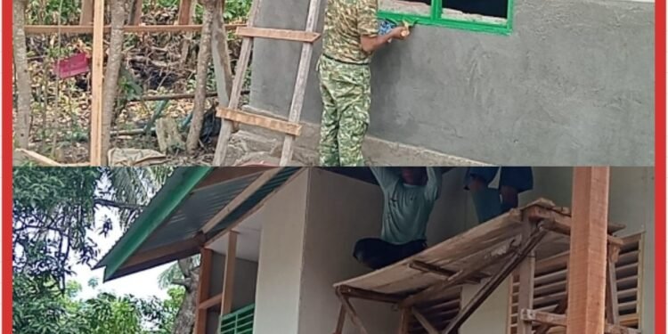 Kejar Target Penyelesaian, Satgas TMMD Ke-129 Kodim 0102/Pidie Pasang Plafon dan Cat Kusen RTLH Sasaran 3 Milik Muhammad Amin