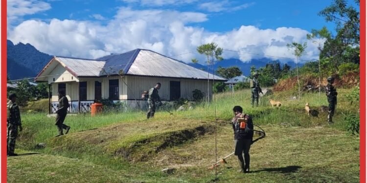 Satgas Yonif 645/GTY Bersama Masyarakat Jaga Kenyamanan dan Keindahan Lingkungan Distrik Lewat Gotong Royong