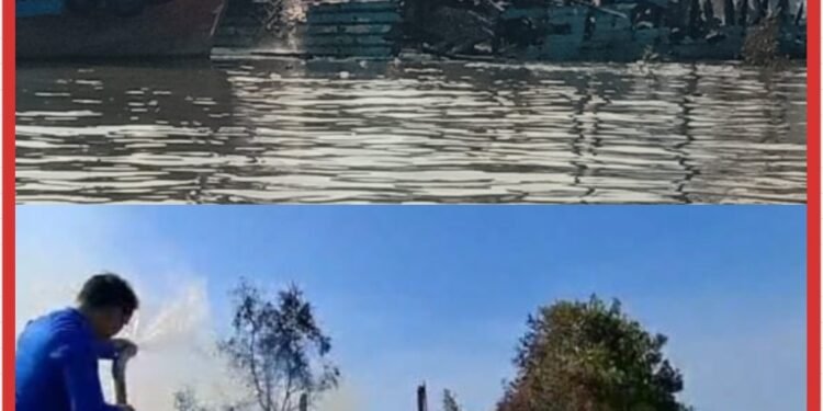 Bangkai Kapal Leoton Terbakar di Pelabuhan Limbung, Satpolairud dan Warga Berjibaku Padamkan Api