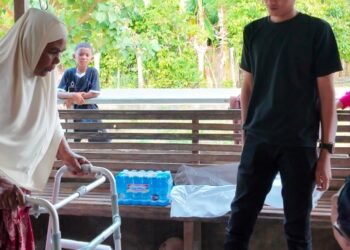 Ketua BMI Pidie Serahkan Bantuan Tongkat Kaki untuk Warga Grong-Grong
