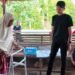 Ketua BMI Pidie Serahkan Bantuan Tongkat Kaki untuk Warga Grong-Grong