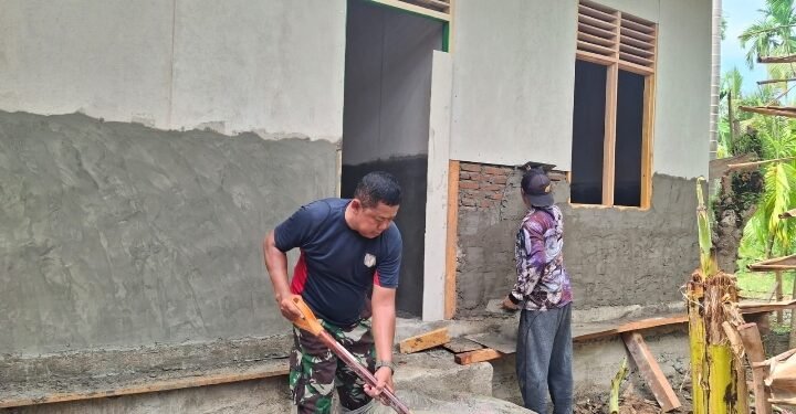 Pantang Menyerah! Satgas TMMD Ke-129 Kodim 0102/Pidie Kebut Plester Dinding RTLH Demi Hunian Layak Bagi Warga