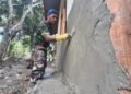 Bangga Menjadi Bagian Satgas TMMD, Sertu Ramadhan Curahkan Pengabdian Membangun Rumah Layak Huni untuk Warga