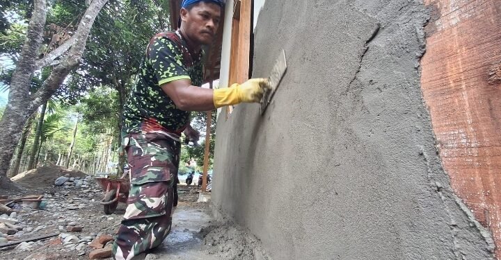 Bangga Menjadi Bagian Satgas TMMD, Sertu Ramadhan Curahkan Pengabdian Membangun Rumah Layak Huni untuk Warga