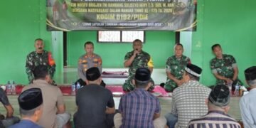 Tim Wasev TMMD Ke-129 Kodim 0102/Pidie Tatap Muka dengan Warga, Salurkan Bantuan Sembako Sebagai Wujud Kepedulian TNI