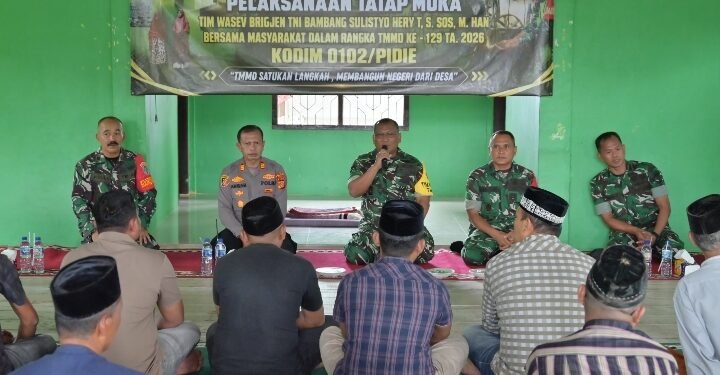 Tim Wasev TMMD Ke-129 Kodim 0102/Pidie Tatap Muka dengan Warga, Salurkan Bantuan Sembako Sebagai Wujud Kepedulian TNI