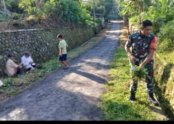 Pererat Kebersamaan, Babinsa Desa Tembalang Ajak Warga Kerja Bakti Jum’at Bersih