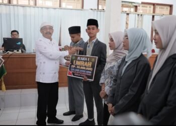 Bupati Pidie Serahkan Bonus Umrah kepada Kafilah MTQ, Pidie Naik ke Peringkat IV Aceh
