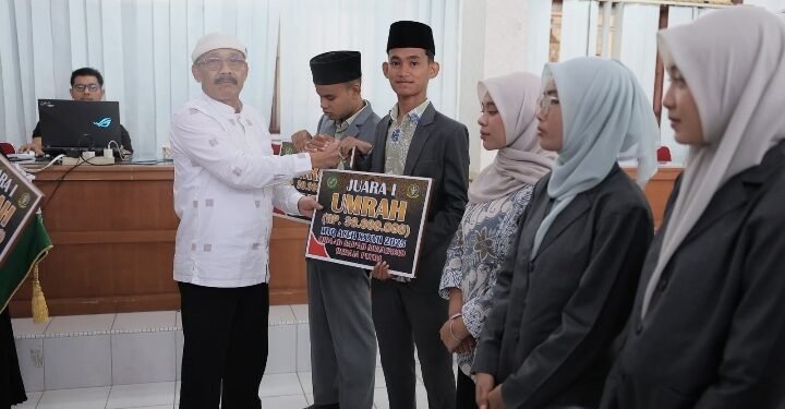 Bupati Pidie Serahkan Bonus Umrah kepada Kafilah MTQ, Pidie Naik ke Peringkat IV Aceh