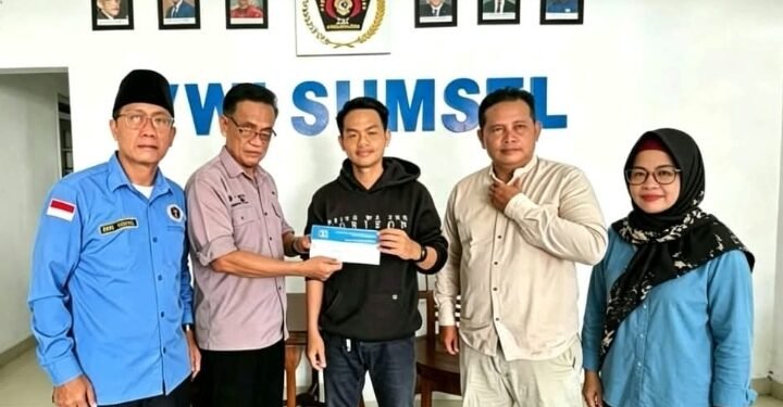 PWI Sumsel Serahkan Santunan Rp4,05 Juta Untuk Keluarga Almarhum Amhar Yusaini