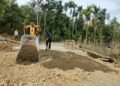 Tak Gentar Digempur Terik, Satgas TMMD ke-129 Kebutan Oprit Jembatan di Lhok Panah