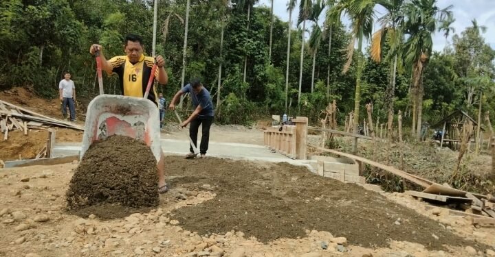 Tak Gentar Digempur Terik, Satgas TMMD ke-129 Kebutan Oprit Jembatan di Lhok Panah