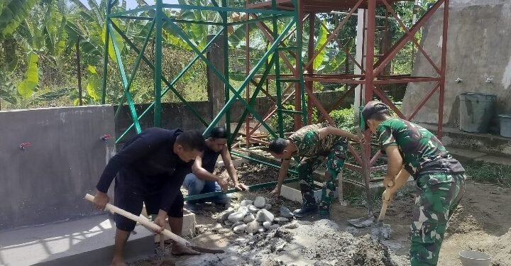 Pengecoran Tiang Tandon Air TMMD ke-129 di Blang Cot Dikerjakan Satgas dan Warga