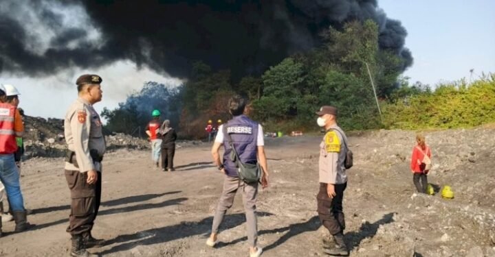 Semak Belukar dan Tumpukan Ban Bekas Picu Api Cepat Membesar, Enam Damkar dan Delapan Water Truck Dikerahkan