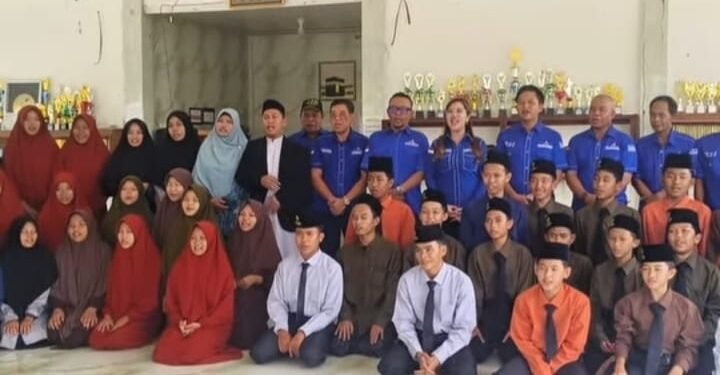 Memperingati HUT Ke-25 Partai Demokrat, DPC Empat Lawang Serahkan Bantuan Kepada Santri Ponpes Daarul Mahabbah 